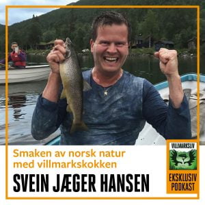 Bilde av villmarkskokk Svein Jæger Hansen som har fanget en ørret på entusiastisk vis.