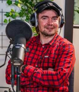 Jens Kvernmo i studio for opptak med Podkasten Villmarksliv